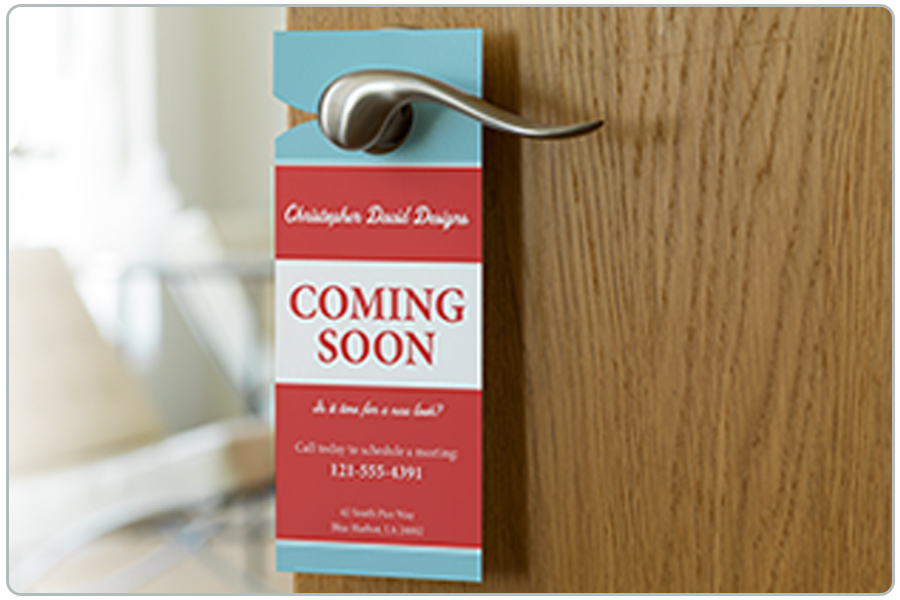 Distributie de flyere door hanger